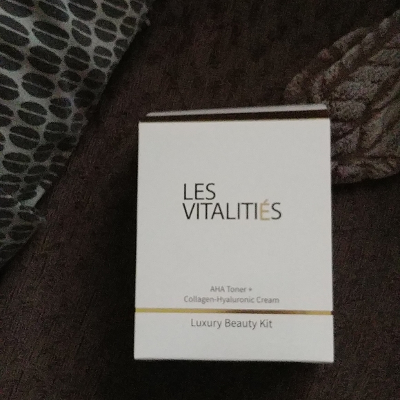 Luxury Beauty Kit New never used.  Les Vitalities - Picture 2 of 2